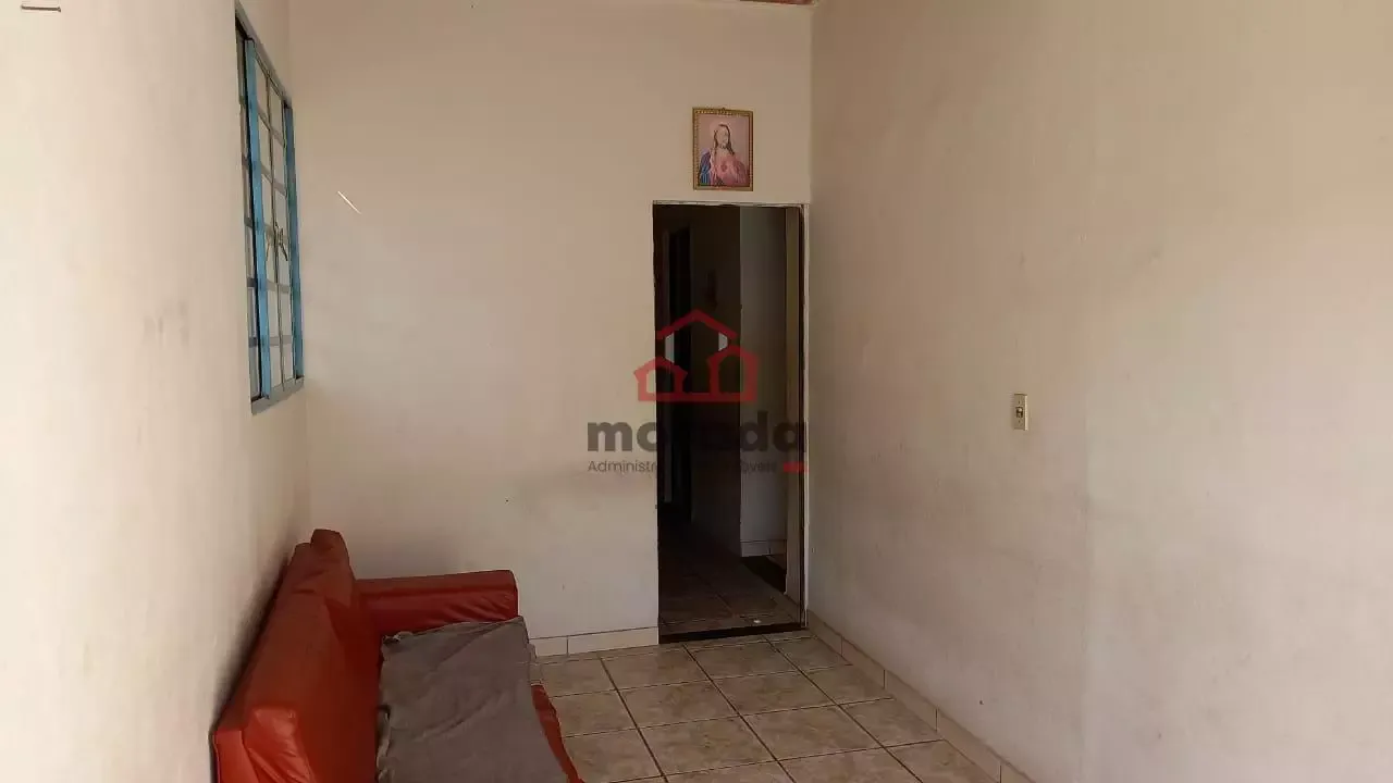 Casa 2 quartos com 3 barracões em Lourdes