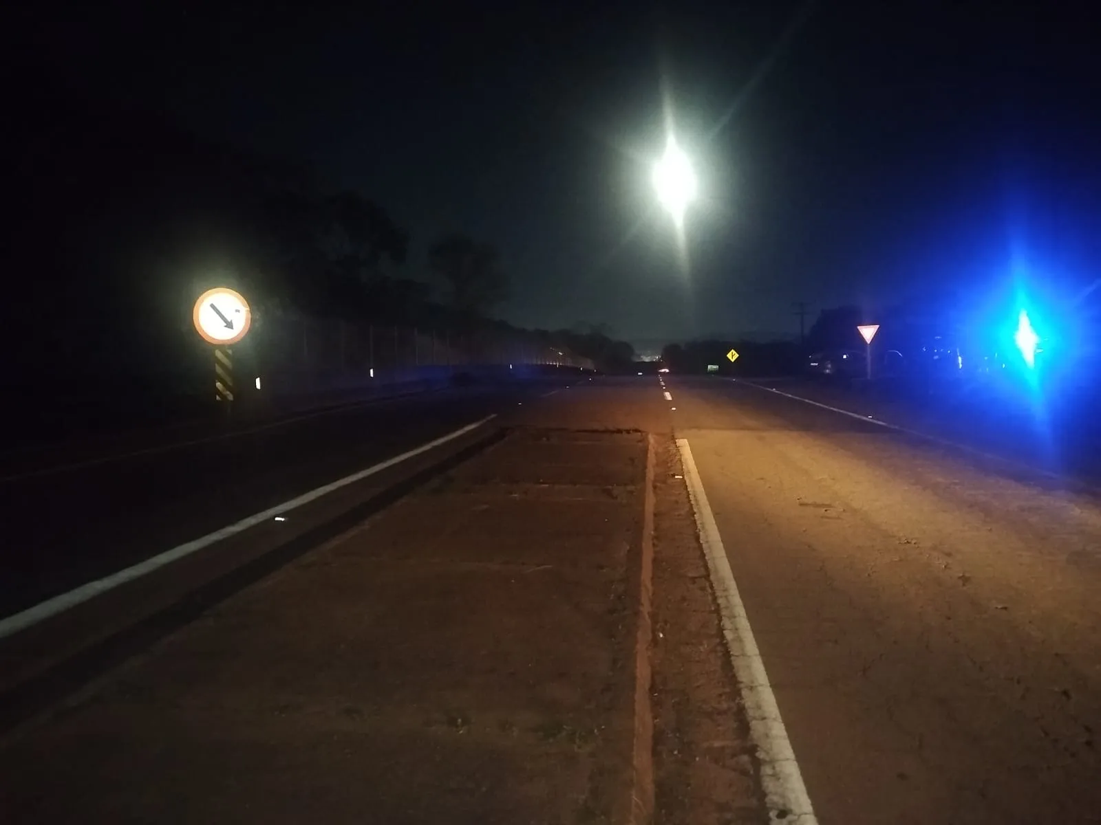 Jovem fica ferida ao cair da moto na MG-050, em Itaúna