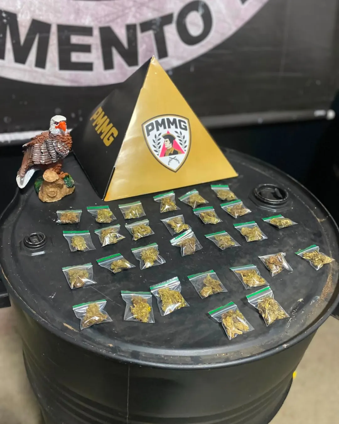 PM apreende 28 buchas de maconha após denúncia de tráfico em Itaúna