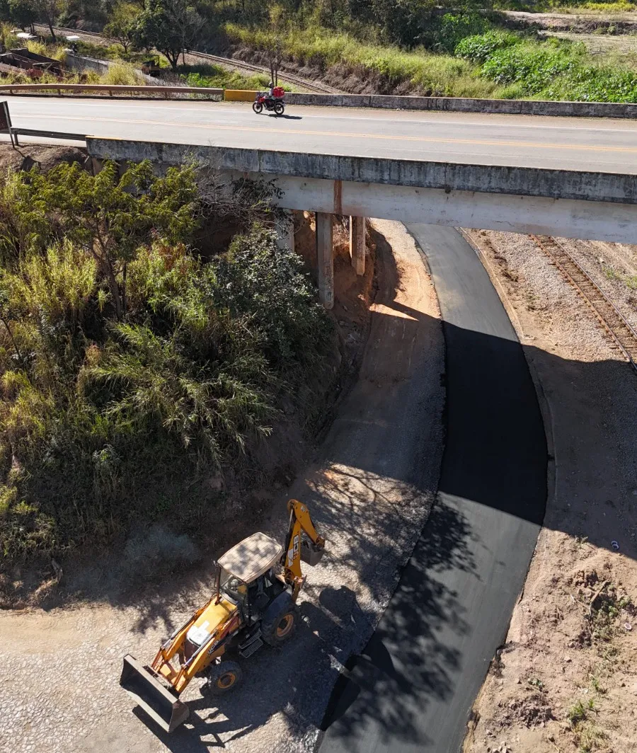 Trecho da Avenida Lenhita, que passa por baixo do viaduto da MG-431 é asfaltado