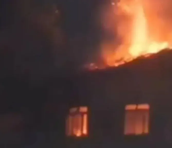 Incêndio atinge imóvel abandonado no Bairro Garcias