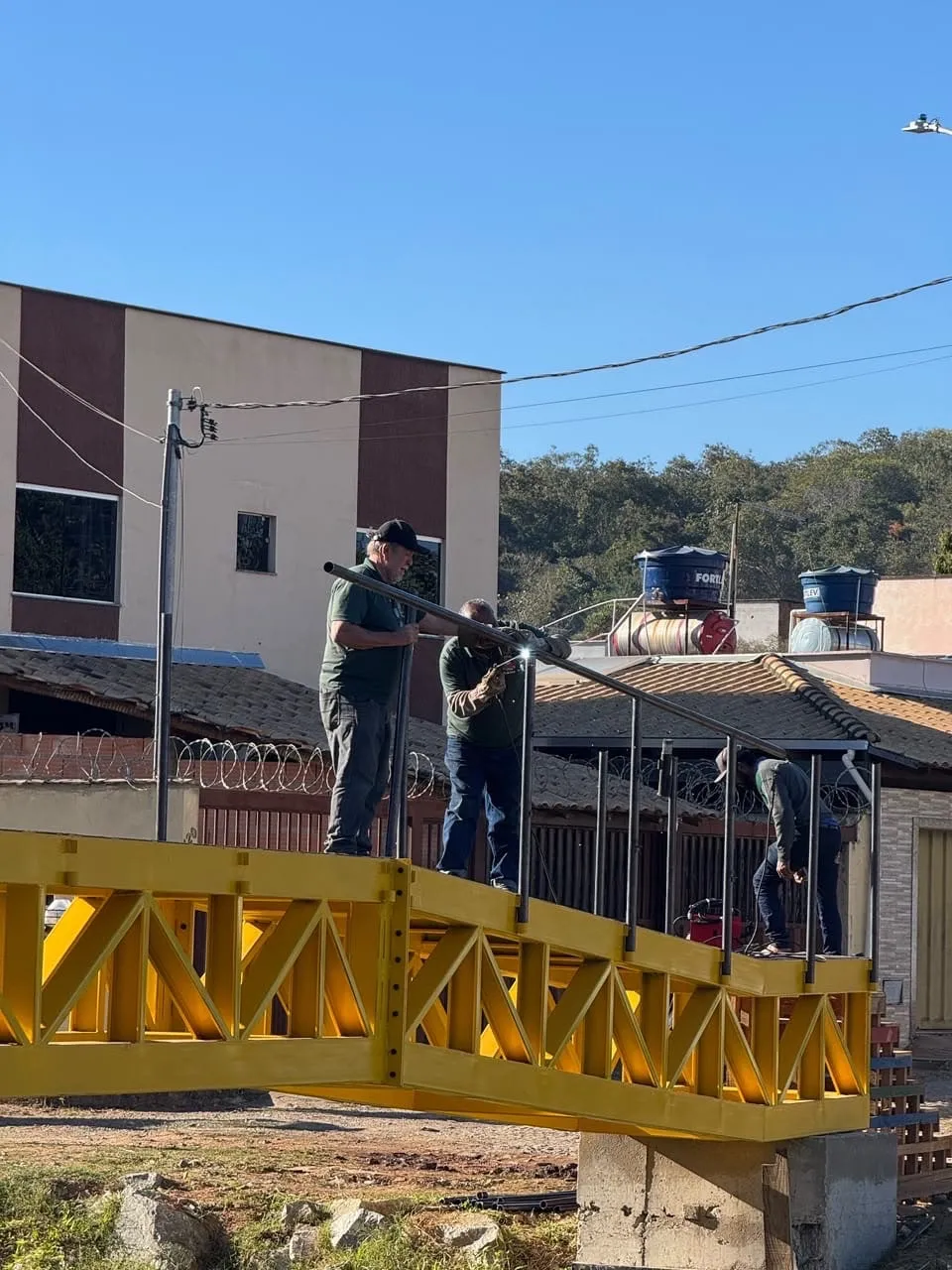 Prefeitura de Itaúna inicia entrega de nova passarela na Várzea da Olaria e amplia investimentos em mobilidade e segurança