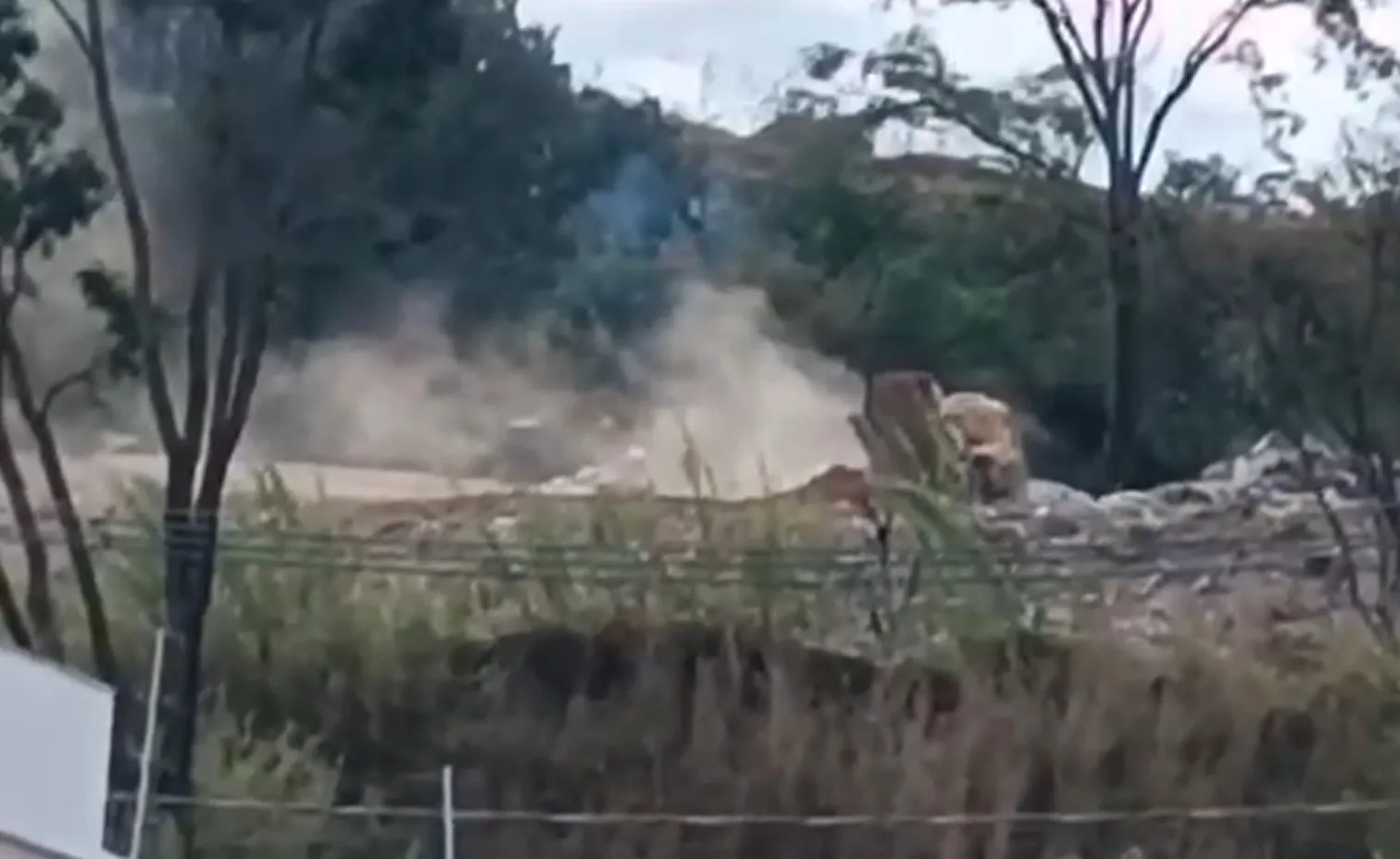 Vídeo: moradores do Olímpio Moreira denunciam poeira de aterro às margens da MG-431