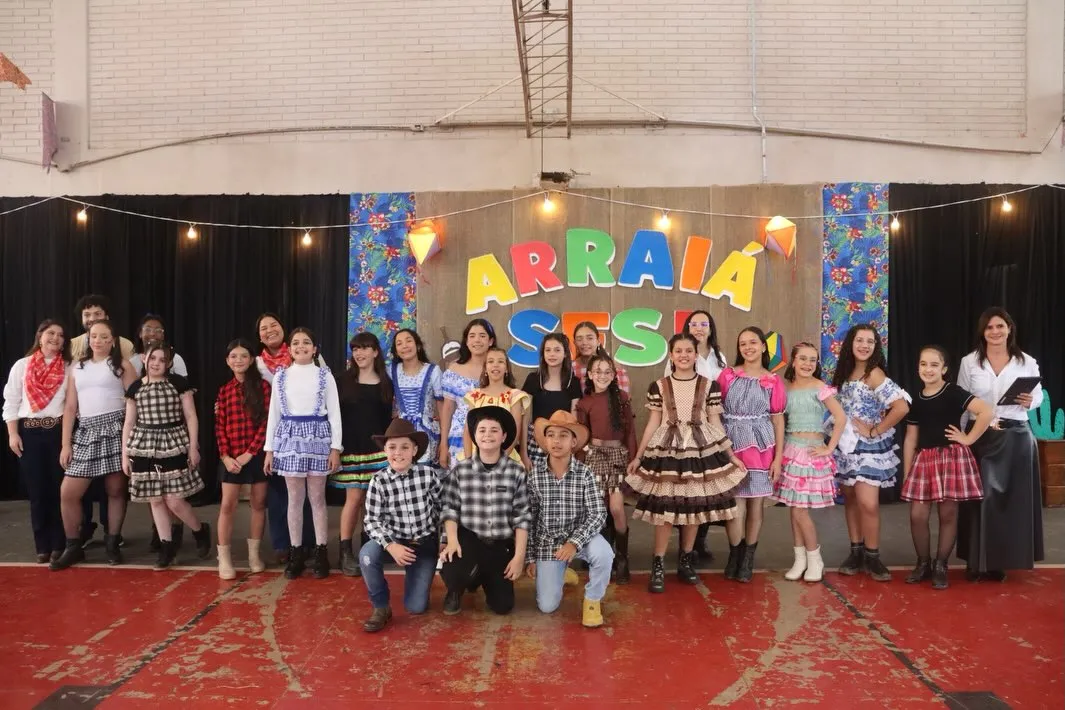 Arraiá do Sesi Itaúna com apresentações do Ensino Fundamental II