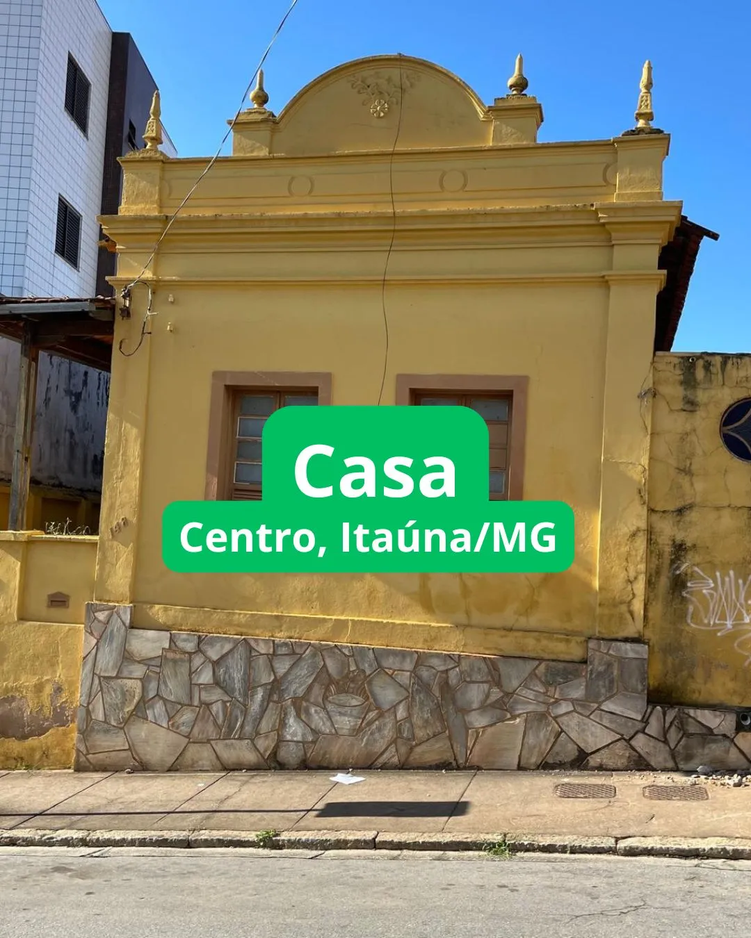 Casa com lote para comércio no Centro