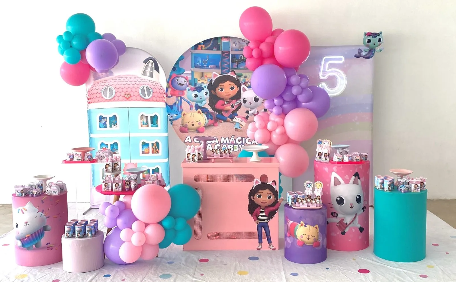 Montagem de festa de aniversário infantil