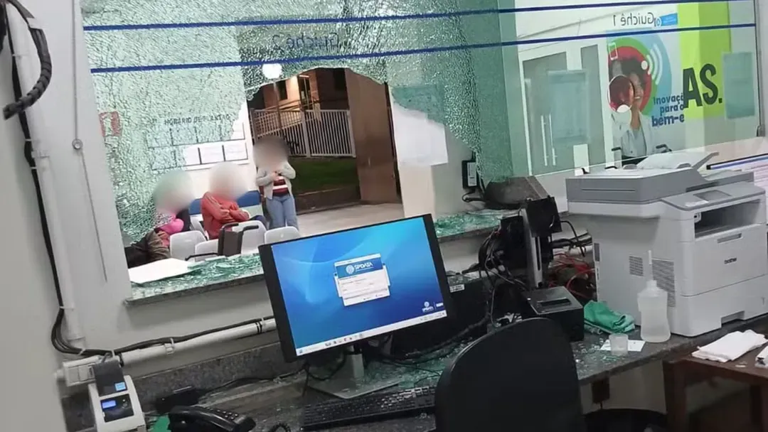 Acompanhante quebra vidro da recepção de hospital após reclamar de atendimento à esposa em MG