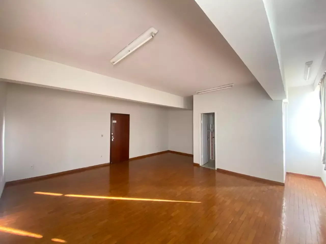 Sala comercial para alugar no Centro, com banheiro