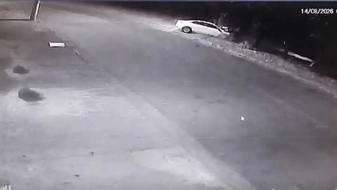 VÍDEO: Jovem morre após carro bater em árvores em Itaúna; acidente deixou feridos
