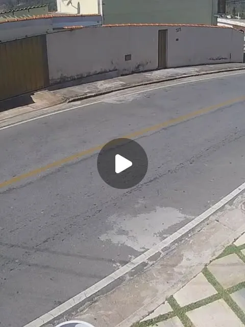 Carro perde controle e quase atinge poste no Santanense
