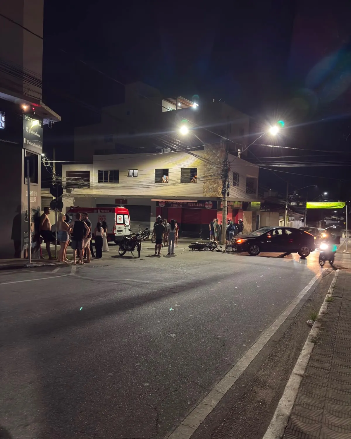 Acidente entre carro e moto deixa motociclista ferido
