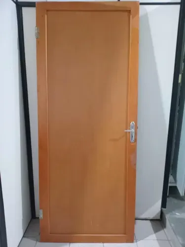 Porta de madeira com fechadura comum e chave comum (IDEAL PARA INTERIOR DA CASA)