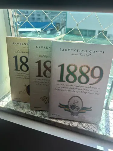 1808, 1822 e 1889, Laurentino Gomes