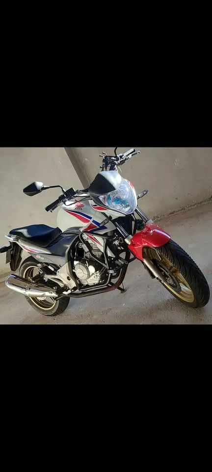 Honda CB 2015 com motor feito e pneus novos