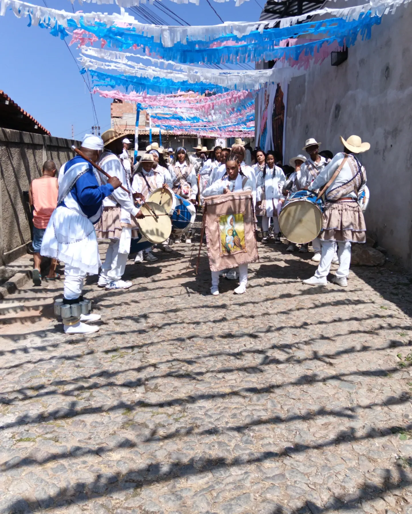Fiéis participam da Festa de Reinado e pagam promessas