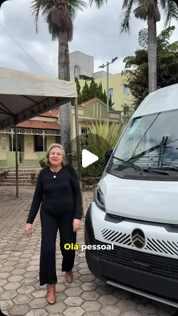 Carmo do Cajuru recebe duas vans para transporte escolar