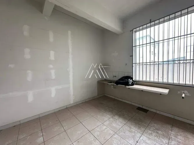 Alugo loja comercial em Itaúna com excelente localização!