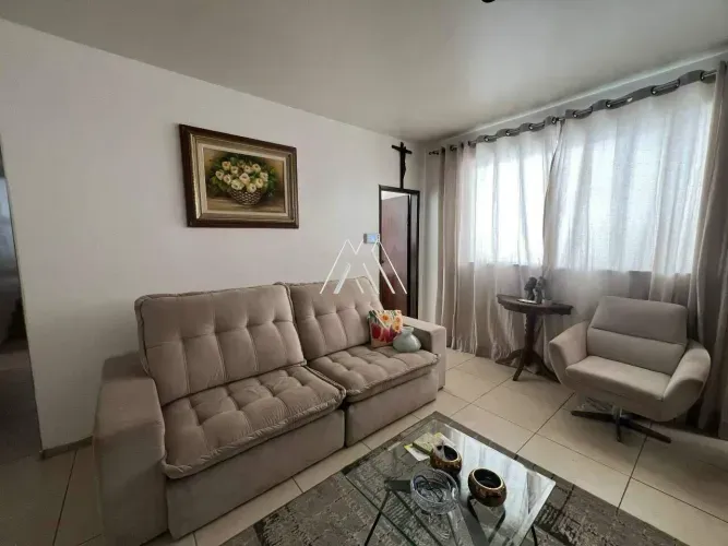 Alugo casa em Itaúna com ótima localização!
