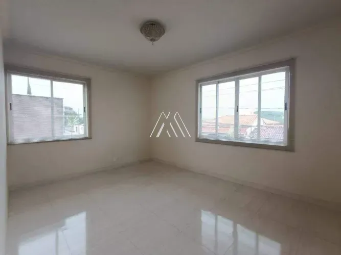 Vendo casa em Itaúna com kitnet para locação com ótima localização!