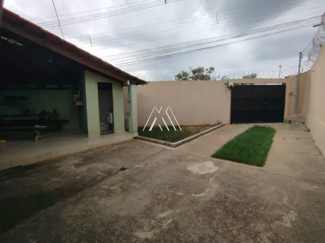 Vendo casa em Itaúna em excelente localização!