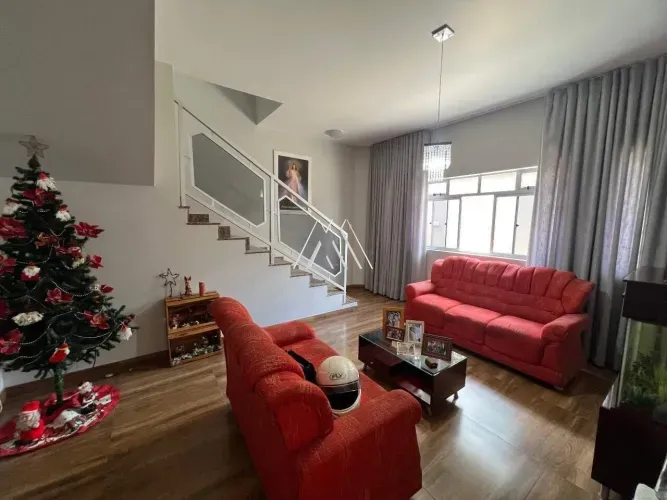 Vendo casa em Itaúna com 02 pavimentos com área gourmet e sauna elétrica em ótima localiza