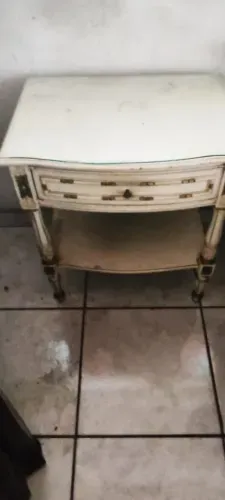 Criado mudo Branco com tampa de vidro.