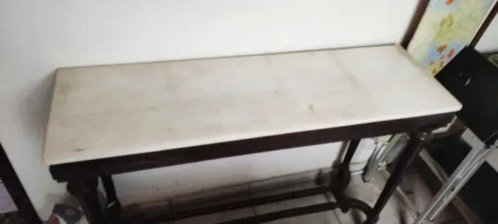 Mesa de tampo de mármore e madeira maciça