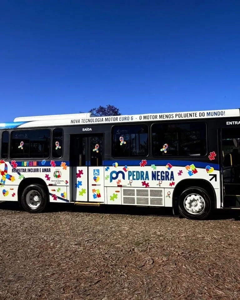 Ônibus da Viação Pedra Negra ganha decoração sobre autismo