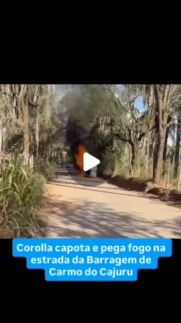 Toyota Corolla capota e pega fogo na estrada da Barragem de Cajuru