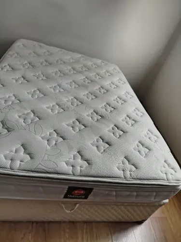 Cama box casal baú + colchão Simmons