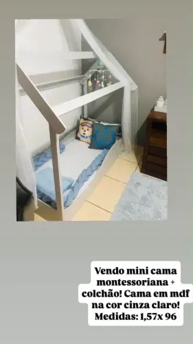 Cama montessoriana cinza claro