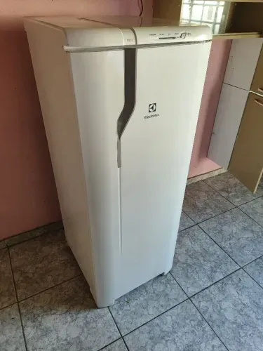 Geladeira Electrolux RE31 240 litros