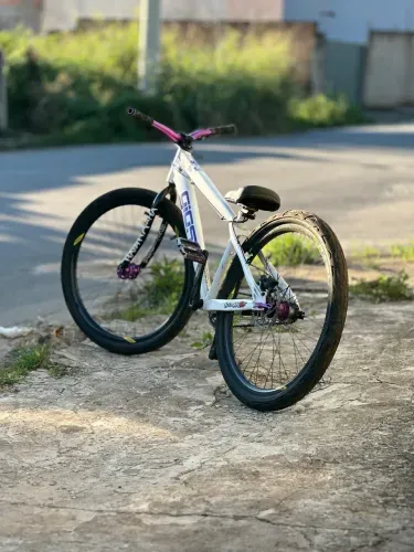 BIKE GIOS BRANCA E ROXA ?