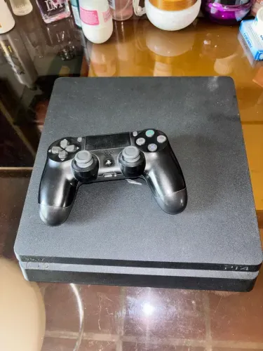 Vende-se PlayStation 4 Slim 1TB