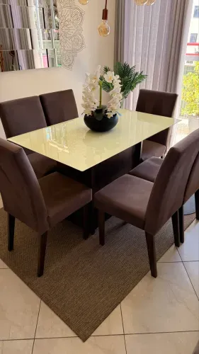 Mesa com tampo de vidro com 6 cadeiras