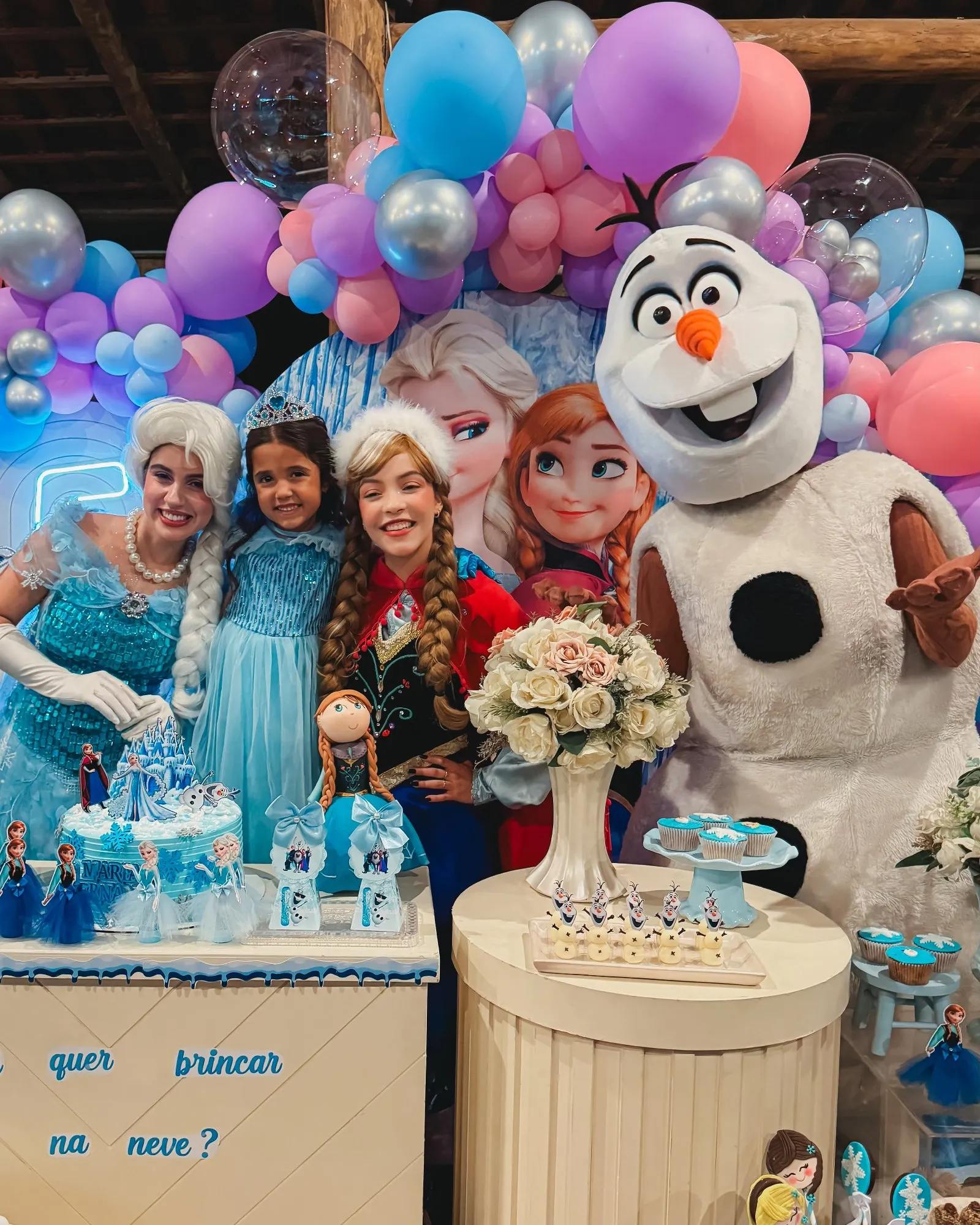 Festa temática Frozen com personagens em Itaúna