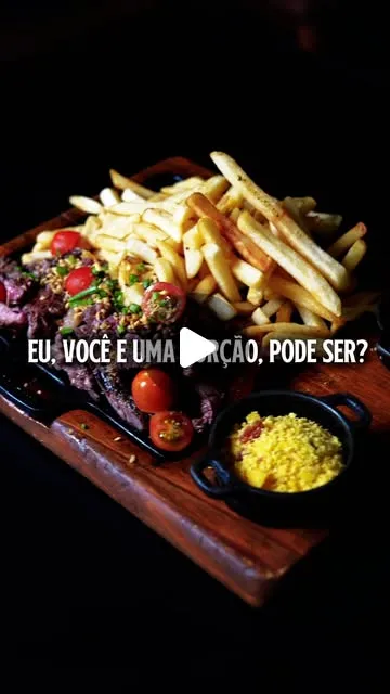 Porção de tira-gosto e bebida gelada no Fogo Parrilla