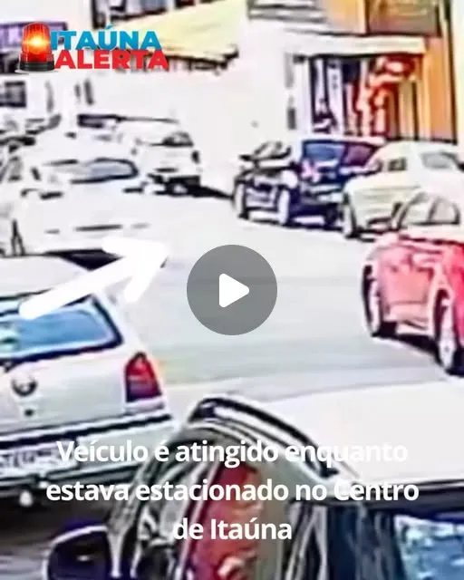 Carro tem para-choque danificado no Centro