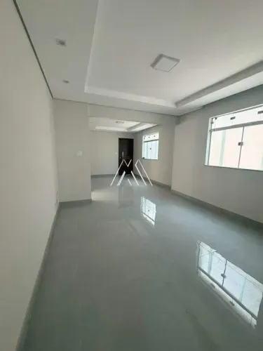 Vendo casa em Itaúna com 03 quartos com garagem em ótima localização