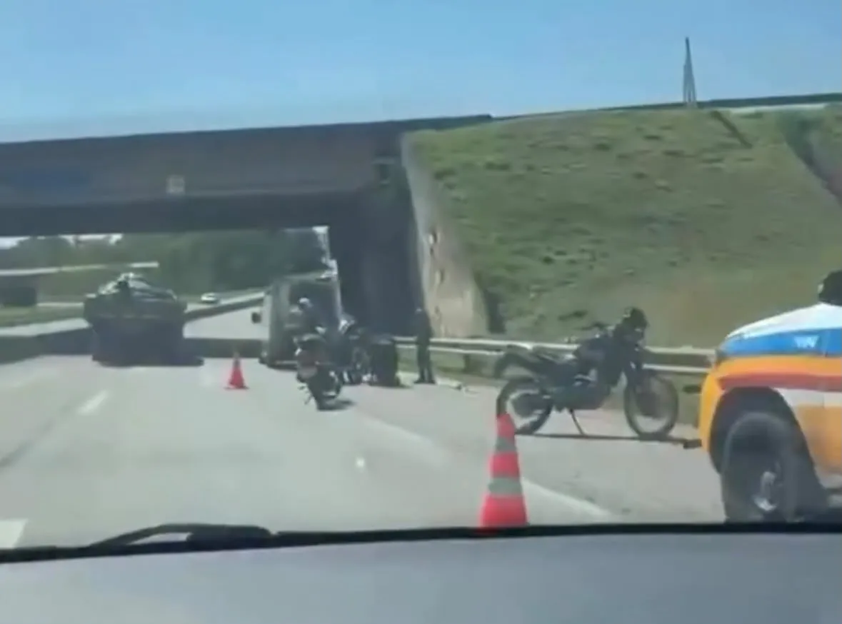 Pneu estoura e deixa dois feridos no trevo da MG-050 em Itaúna