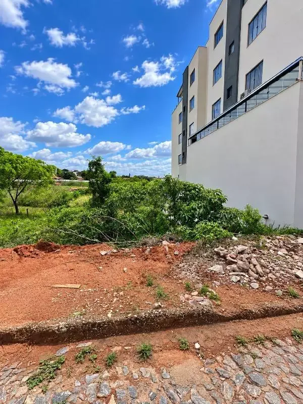 Lote à venda no bairro Tropical, por R$ 320 mil
