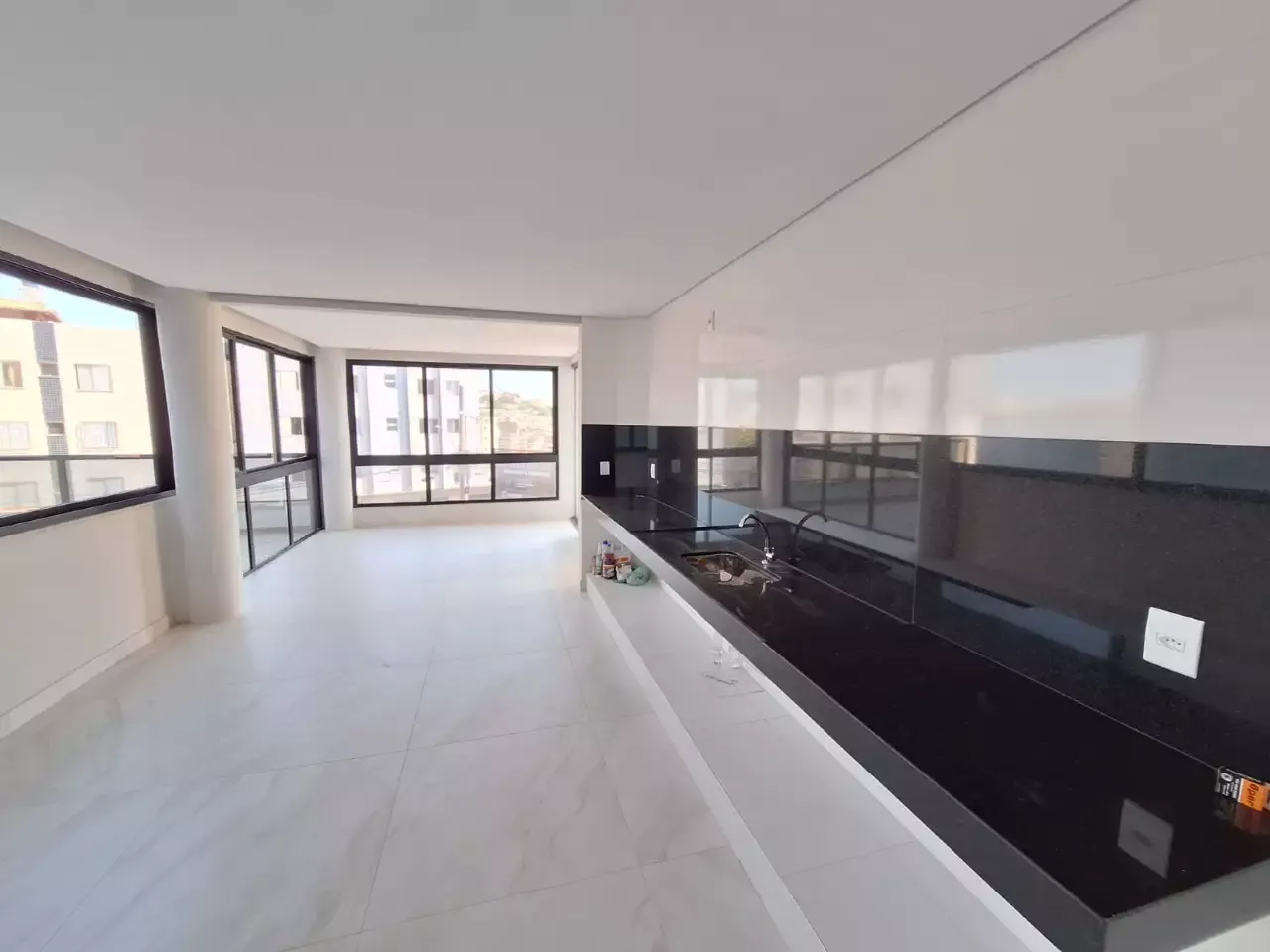 Apartamento com área para alugar, 3 quartos, 1 suíte, 3 vagas, Centro