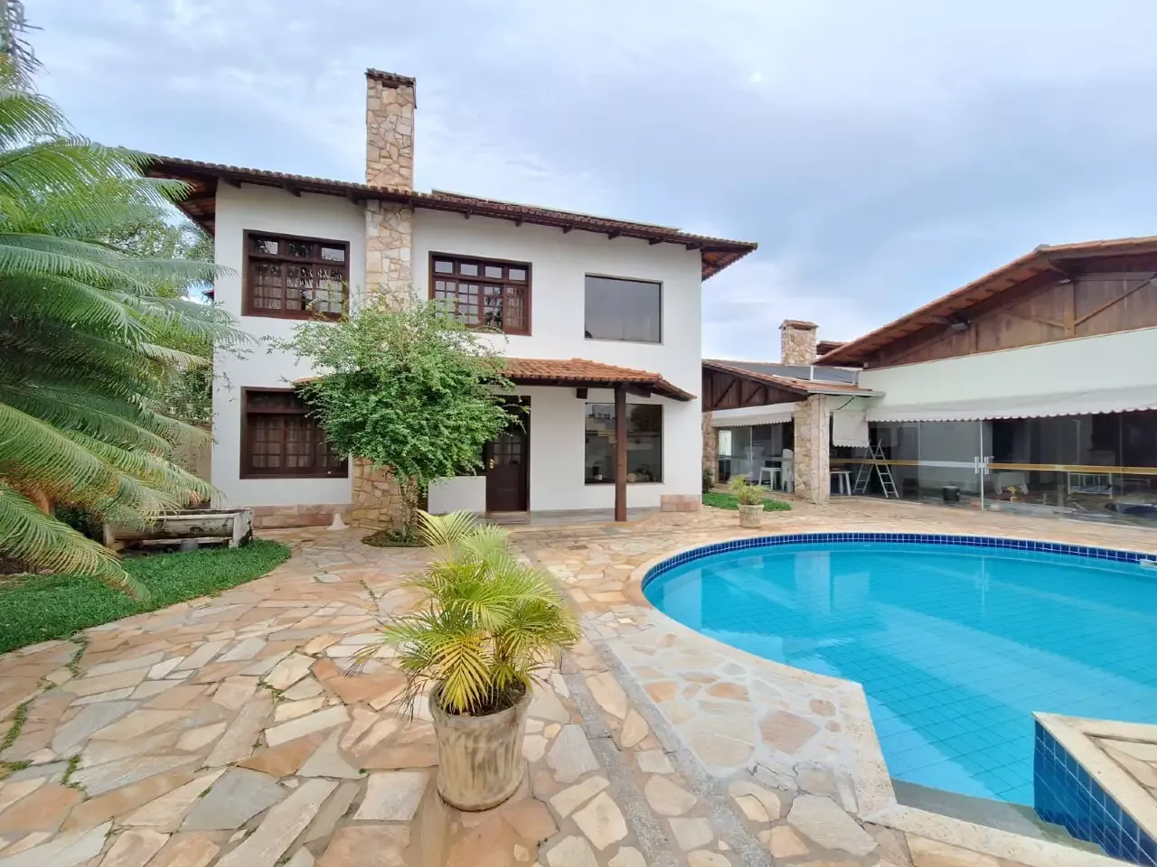 Casa alto padrão com piscina para alugar no Cerqueira Lima