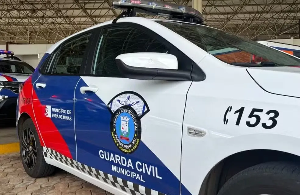 Homem mantém esposa presa em carro e ameaça jogar veículo em desfiladeiro