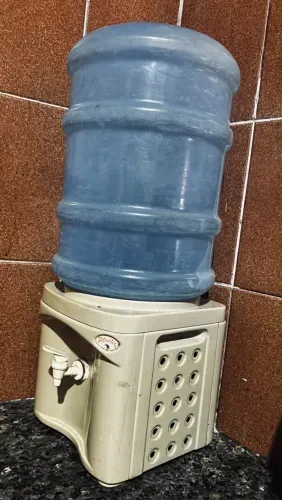 Suporte e galão de água