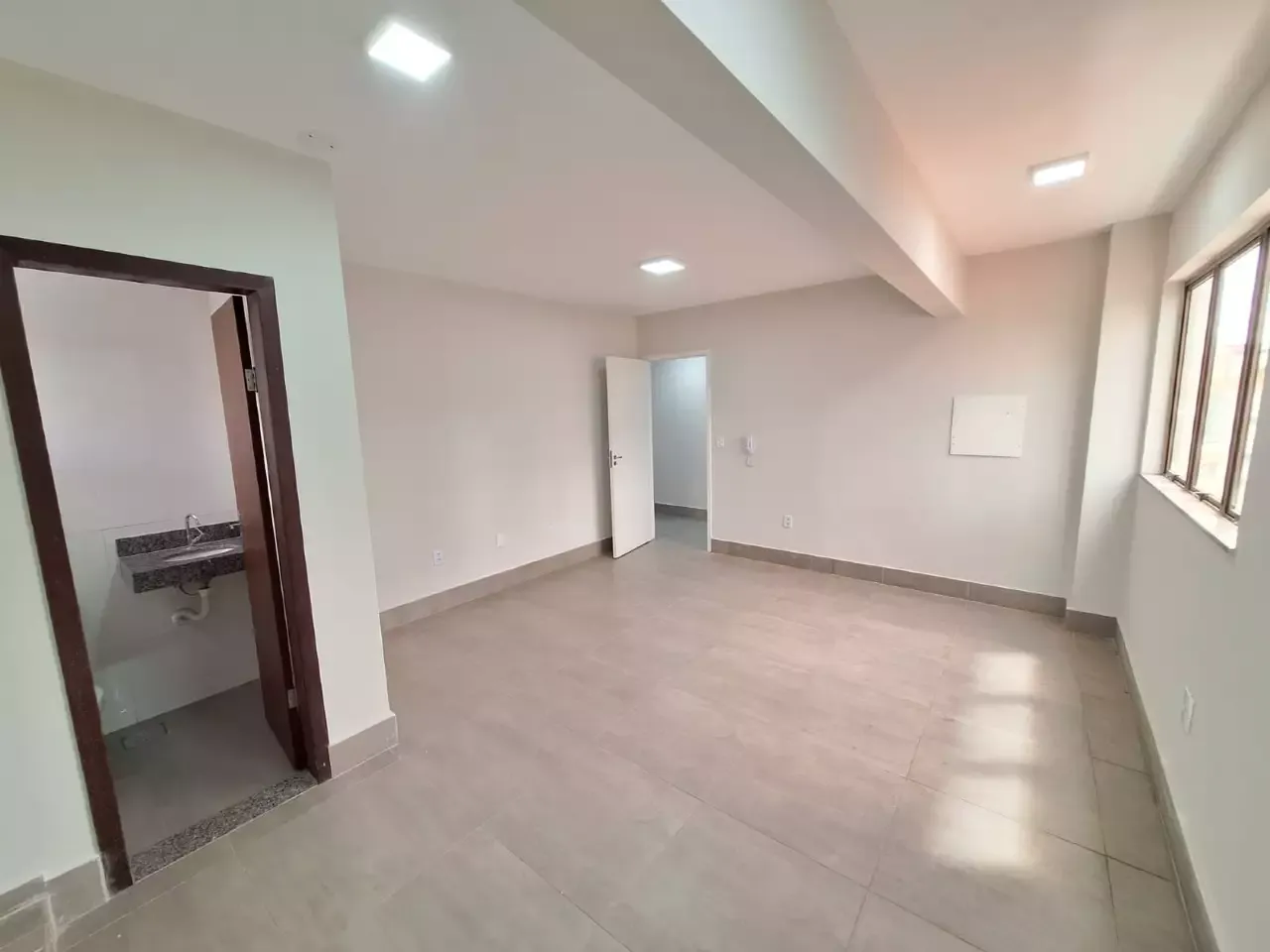 Sala com Ótima Localização Central — para alugar no Centro