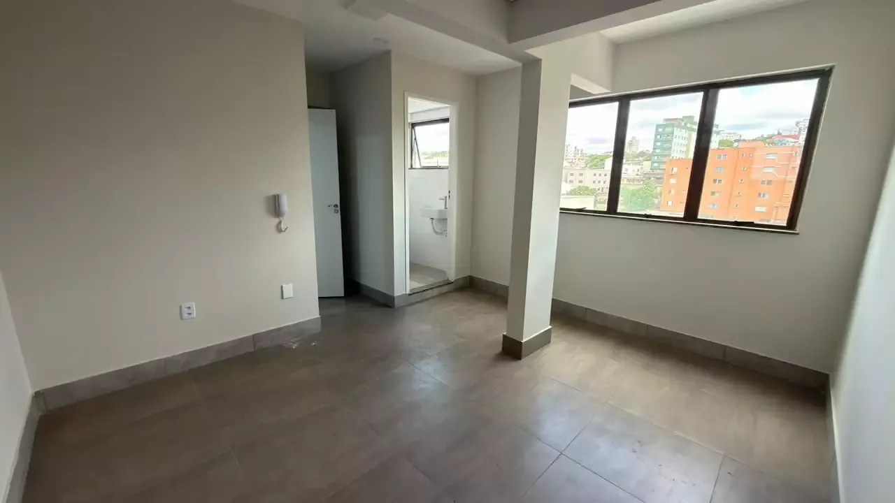 Sala com Ótima Localização Central — para alugar no Centro, 27 m²