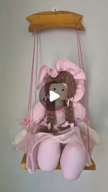 Boneca no balanço personalizada - Artesanatos JM