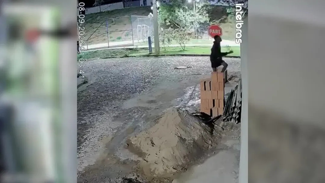 VÍDEO: Homem invade obra, furta serra e devolve equipamento ao ser localizado por amigos da vítima