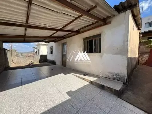 Vendo casa com 03 quartos e 02 vagas no Lourdes